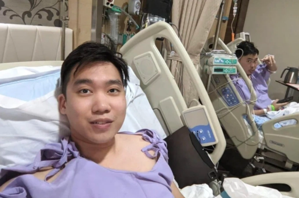 Anh Tew (trái) sau ca phẫu thuật cùng anh Pang ở Bệnh viện Mount Elizabeth, Singapore. Ảnh: Strait Times