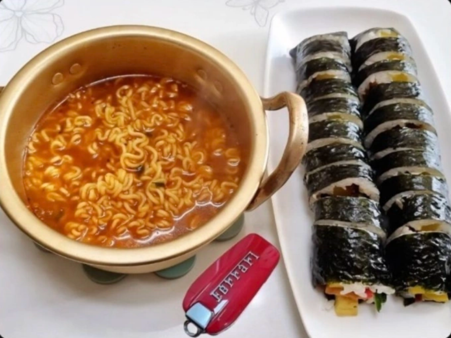 Một người Hàn Quốc chụp nồi mì ăn liền, đĩa kimbap cùng chìa khóa xe Ferrari kèm chú thích Nghèo đói không thể chịu nổi. Hôm nay, tôi lại ăn ramen và kimbap. Khi nào tôi sẽ thoát khỏi cảnh nghèo đói đây?, gây bức xúc trên mạng xã hội, hôm 25/12. Ảnh: Korea Herald