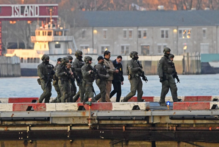 Ông Maduro được đưa tới tòa án ở New York, Mỹ, hôm 5/1. Ảnh: AFP