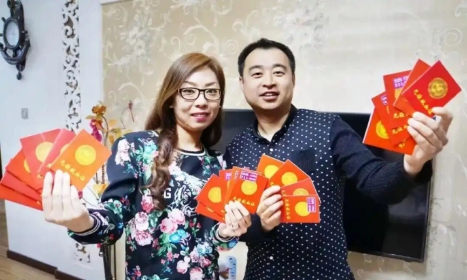 Vợ chồng Fang Dongfeng, 50 tuổi và Zhu Li, 48 tuổi ở Phủ Thuận, tỉnh Liêu Ninh. Ảnh: Tạp chí Hôn nhân & Gia đình