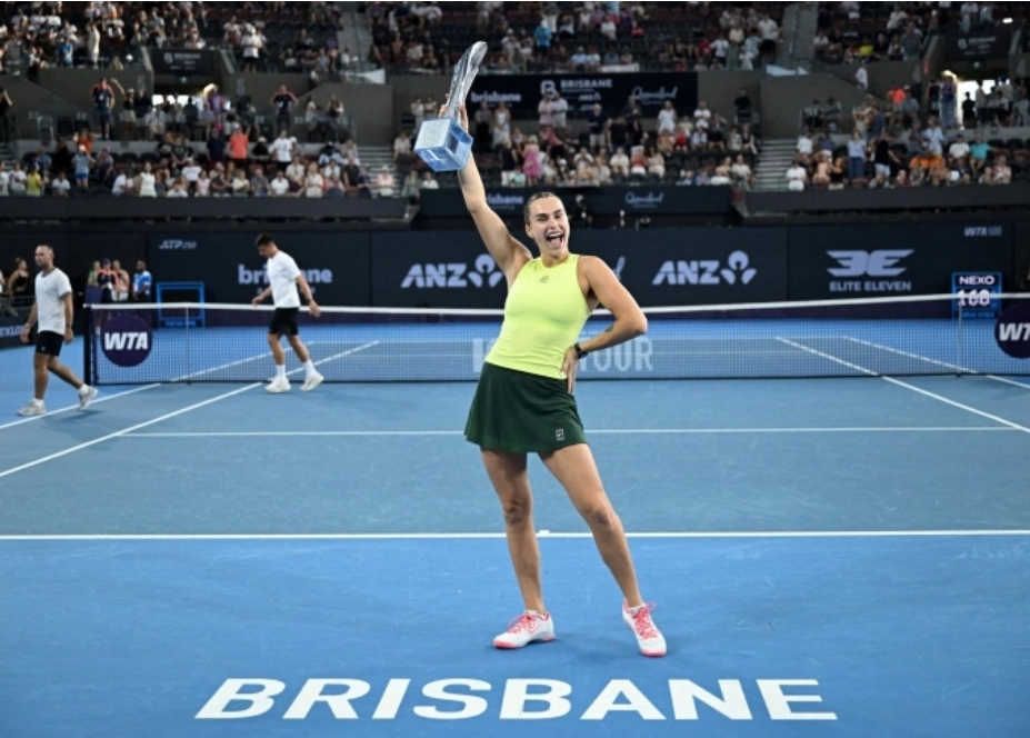 Sabalenka mừng danh hiệu trên sân Pat Rafter, Brisbane, Australia hôm 11/1. Ảnh: Reuters