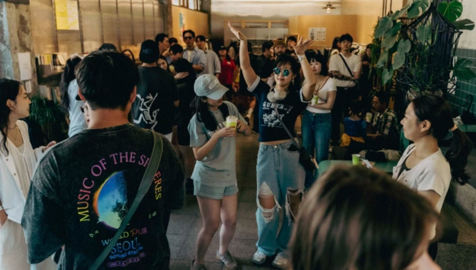 Trào lưu quẩy trong club từ sáng sớm