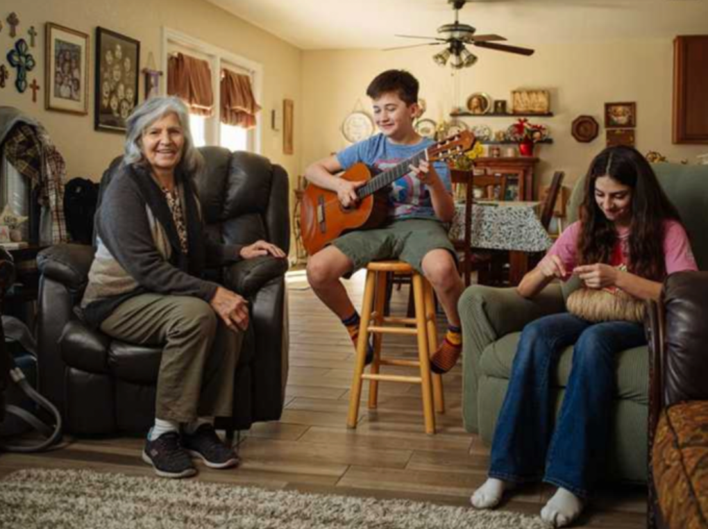 Bà Mercedes Bristol cùng các cháu ở bang San Antonio, Mỹ. Ảnh: RD