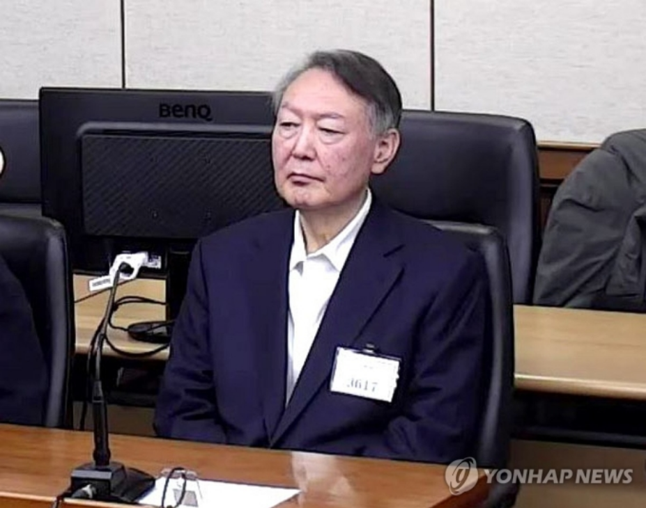 Cựu tổng thống Yoon Suk-yeol nghe tuyên án tại phiên toà ngày 16/1. Ảnh: Yonhap