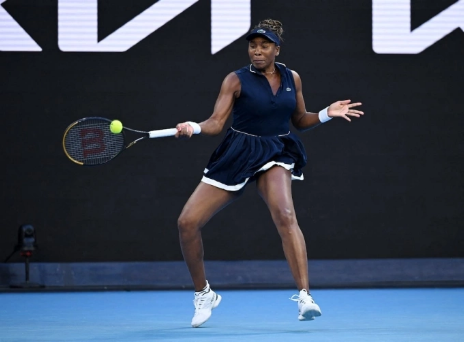 Venus Williams đánh thuận tay trong trận gặp Olga Danilovic, ở vòng một đơn nữ Australia Mở rộng, tại Melbourne Park, Australia hôm 18/1. Ảnh: Reuters