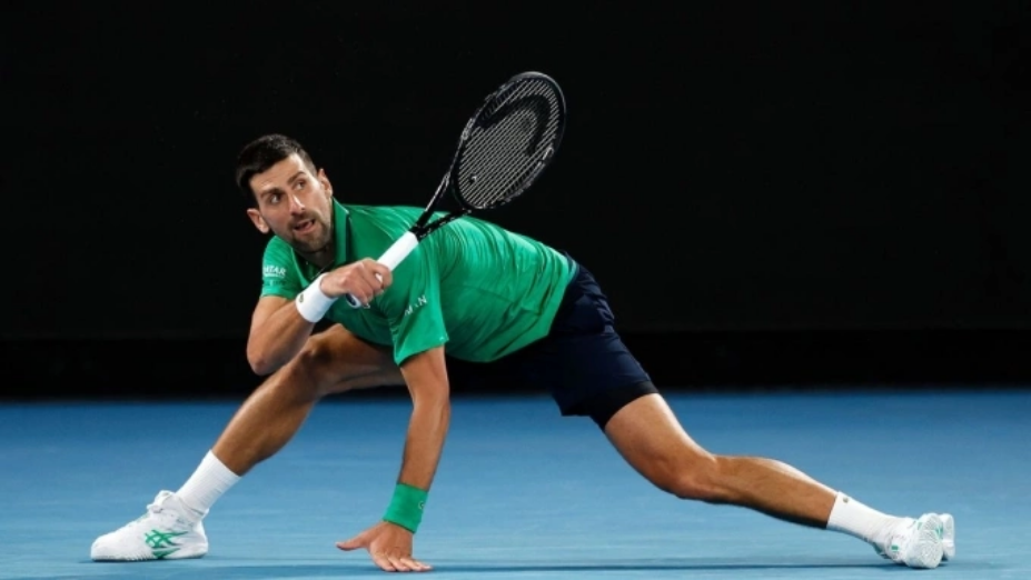 Djokovic cứu bóng trong trận gặp Martinez ở vòng một Australia Mở rộng, trên sân Rod Laver, Melbourne, Australia hôm 19/1. Ảnh: Reuters