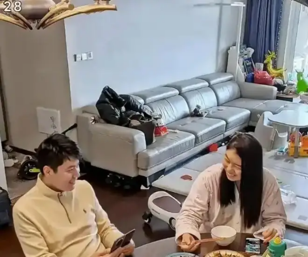 Hai vợ chồng đang ngồi ăn cơm tại nhà.