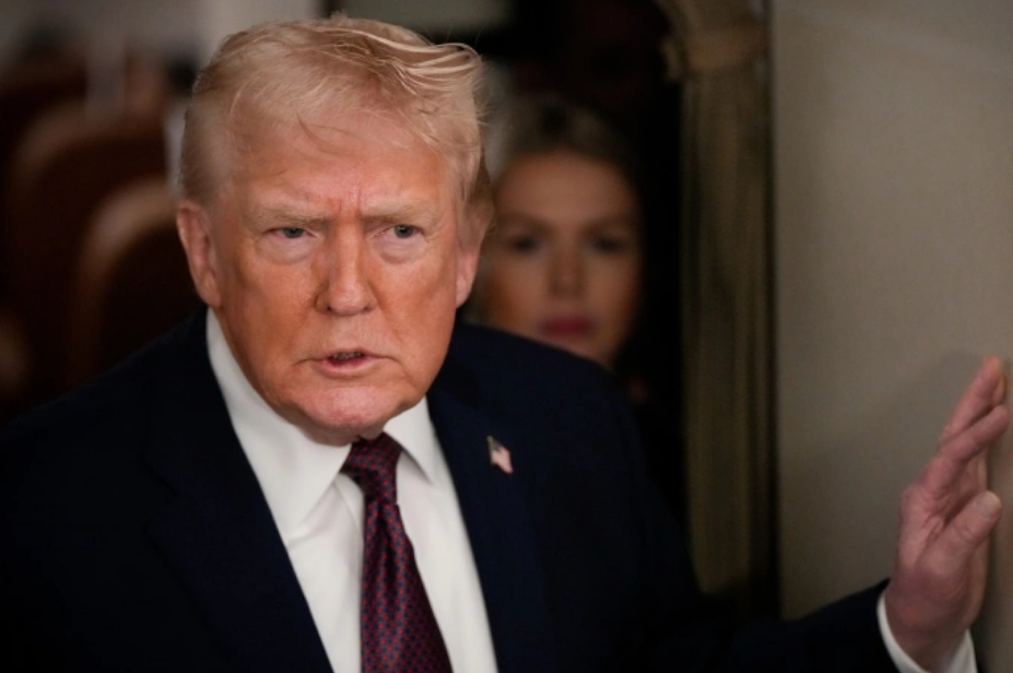 Tổng thống Mỹ Donald Trump trên chuyên cơ Không lực Một ngày 11/1. Ảnh: AP