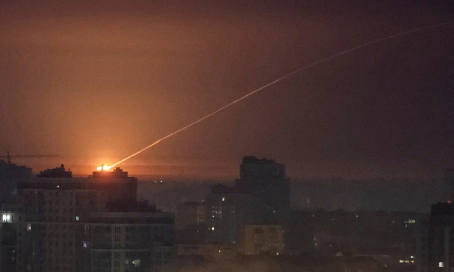 Vệt lửa trên bầu trời Kiev trong vụ tập kích của Nga ngày 20/1. Ảnh: Reuters