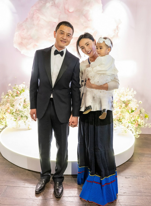 Hải Hà Kim Hỷ, Lý Á Bằng và con gái Hạ Hạ. Ảnh: Weibo