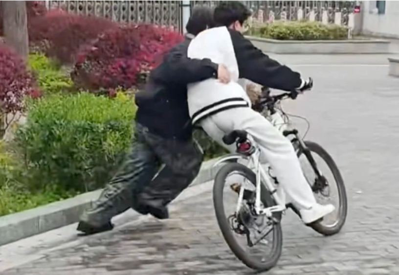 Học viên của anh Li đang trong buổi học đi xe đạp.