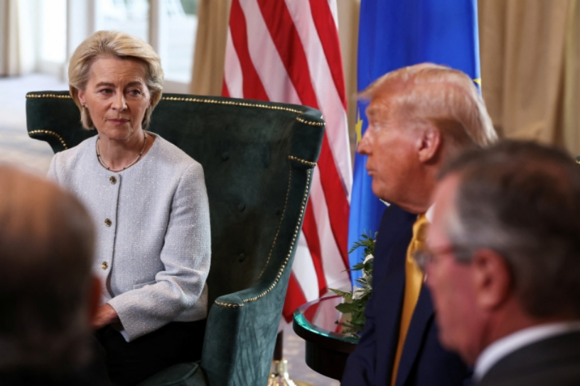 Chủ tịch Ủy ban châu Âu Ursula von der Leyen ngồi cùng Tổng thống Mỹ Donald Trump tại Turnberry, Scotland, Anh ngày 27/7/2025. Ảnh: Reuters