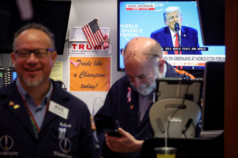 Các nhà giao dịch tại sàn New York, trong lúc màn hình trực tiếp phát biểu của Tổng thống Mỹ Donald Trump ở Diễn đàn Kinh tế Thế giới (WEF) Davos (Thụy Sĩ) ngày 21/1. Ảnh: Reuters