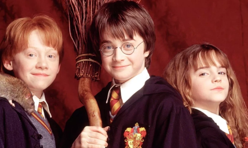 Từ trái qua: diễn viên Rupert Grint, Daniel Radcliffe và Emma Watson thời đóng Harry Potter phần đầu tiên. Ảnh: Warner Bros.