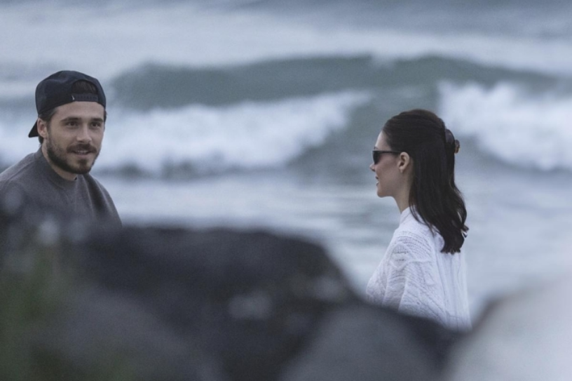 Vợ chồng Brooklyn đi dạo bờ biển lúc hoàng hôn hôm 21/1. Ảnh: Backgrid