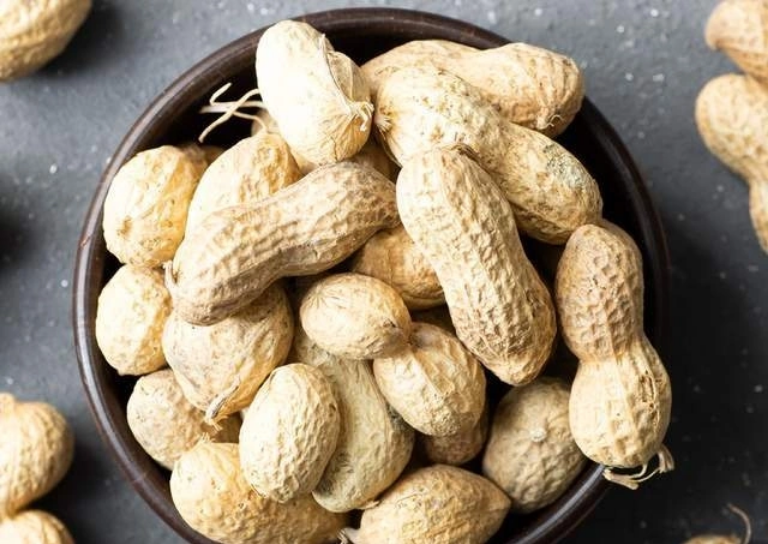 Lạc nhiều dinh dưỡng, nhưng nên ăn một lượng vừa phải để đảm bảo sức khỏe. Ảnh: Aboluowang