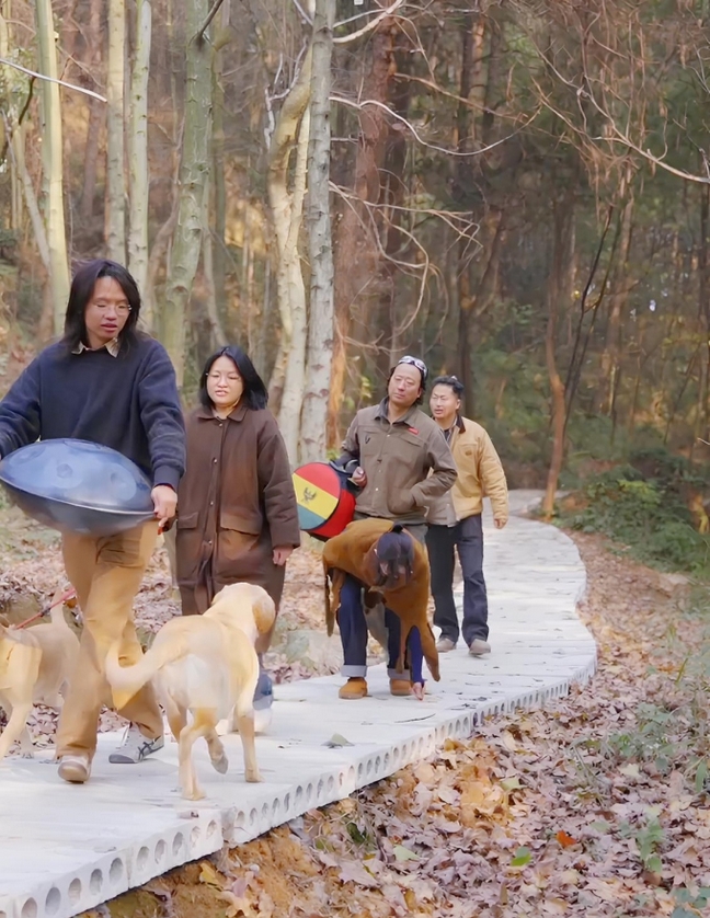 Những người trẻ 9X sống ở núi Hufeng từ 2021. Ảnh: Zhuanlan