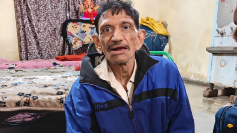 Ông Mangilal, một người ăn xin ở thành phố Indore, tận dụng tiền xin được để cho vay nặng lãi. Ảnh: ETV Bharat