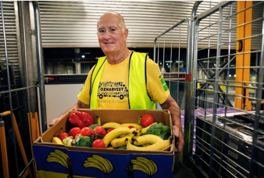 Cựu cơ trưởng của hãng Qantas, Geoff Blore, hiện đang làm tình nguyện viên cho OzHarvest Newcastle. Ảnh: Chris Elfes