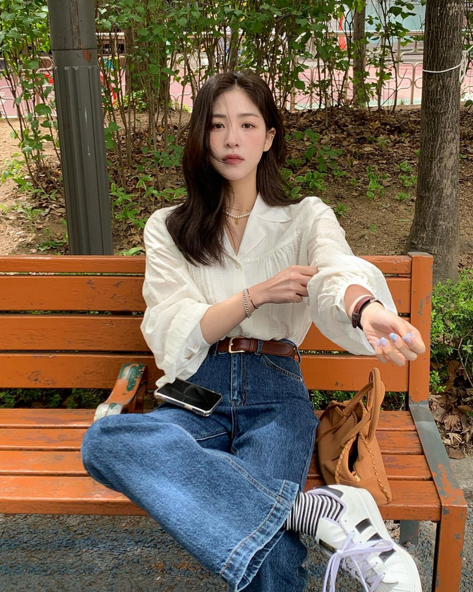 Phụ nữ U35 đừng mãi mặc áo thun quần jeans, 5 công thức này giúp phong cách sang hơn rõ rệt - 1