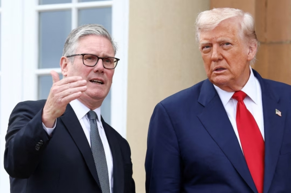 Tổng thống Mỹ Donald Trump (phải) gặp gỡ Thủ tướng Anh Keir Starmer tại Scotland, năm 2025. Ảnh: Reuters
