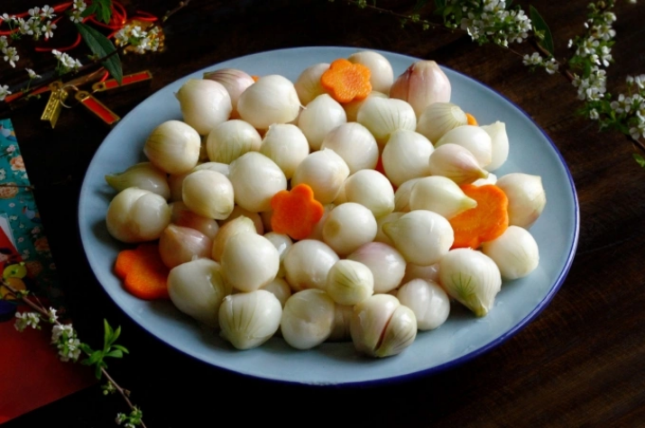 Dưa hành không thể thiếu trong mâm cỗ dịp Tết. Ảnh: Bùi Thủy