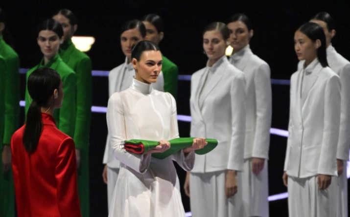 Siêu mẫu Vittoria Ceretti trong phần nghi lễ tại Olympic mùa đông 2026. Ảnh: AFP/The Yomiuri Shimbun