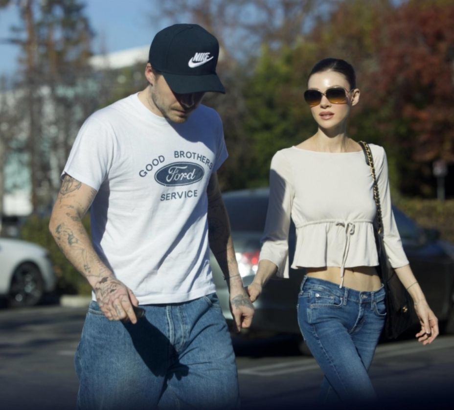 Brooklyn Beckham đi mua sắm cùng vợ ở Los Angeles. Ảnh: Backgrid