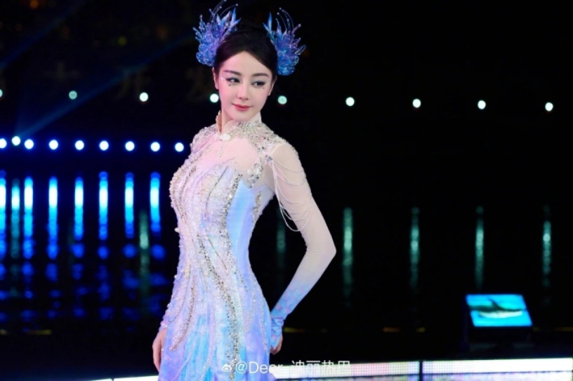 Địch Lệ Nhiệt Ba trong tiết mục. Ảnh: Weibo Dilraba