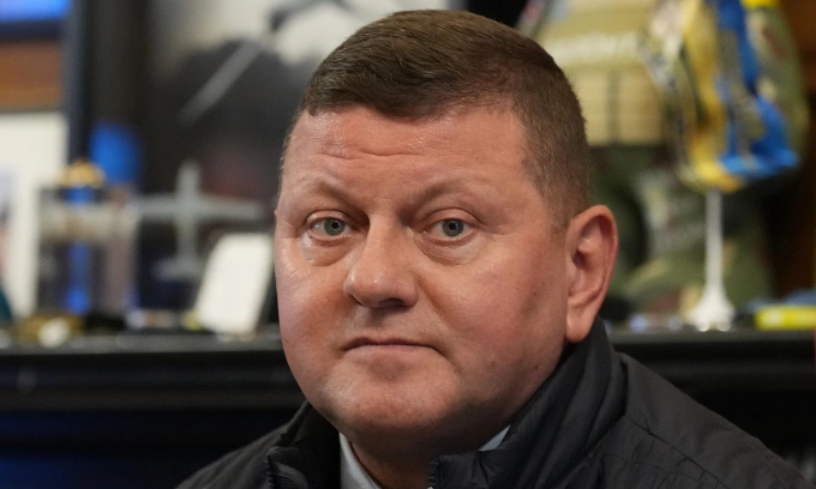 Ông Zaluzhny trong cuộc phỏng vấn với AP tại London hôm 2/2. Ảnh: AP