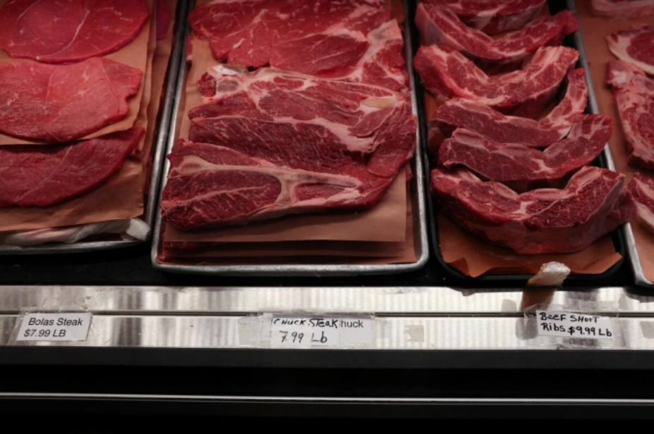 Các phần thịt bò được bày bán tại một cửa hàng ở Manhattan, thành phố New York, Mỹ, ngày 8/8/2022. Ảnh: Reuters