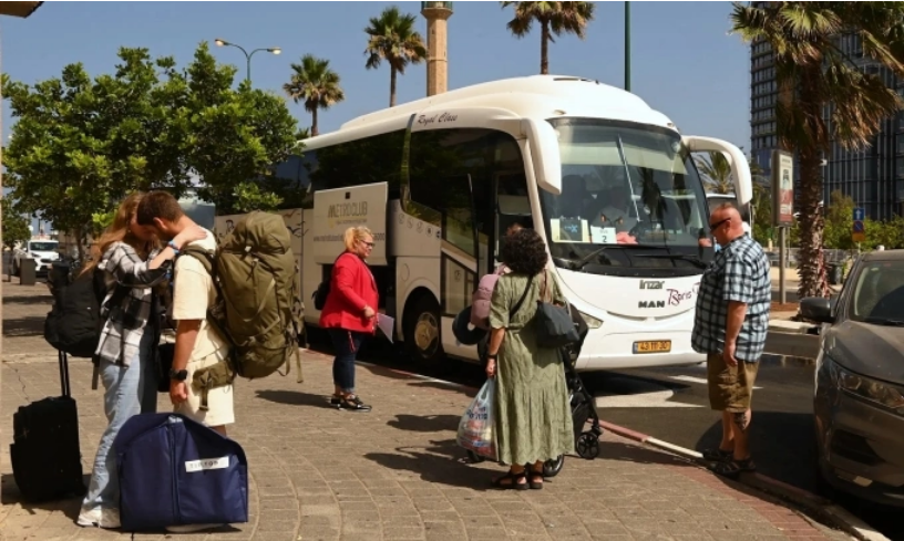 Người nước ngoài tại một điểm sơ tán ở Tel Aviv khi cuộc xung đột 12 ngày giữa Israel và Iran nổ ra hồi tháng 6 năm ngoái. Ảnh: Brisbane Times
