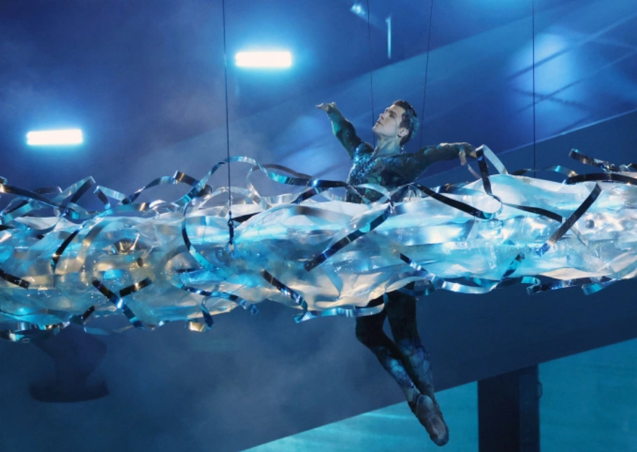 Nghệ sĩ múa biểu diễn trong tiết mục của ca sĩ người Italy Joan Thiele, ở bế mạc Olympic mùa Đông 2026. Ảnh: AFP