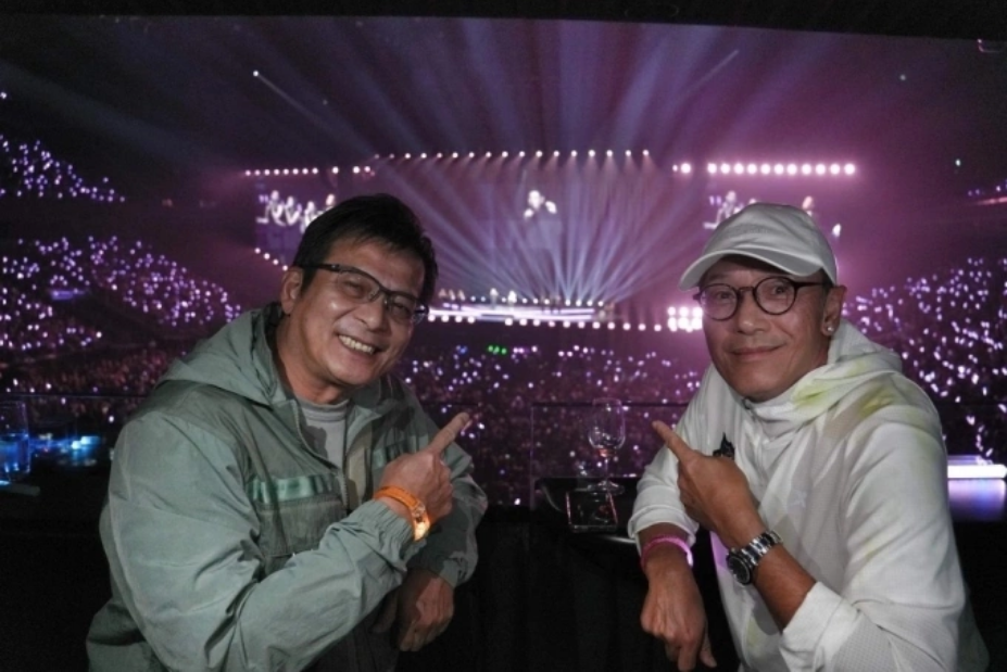 Huỳnh Nhật Hoa (trái) và Miêu Kiều Vỹ xem liveshow của Lưu Đức Hoa năm 2024. Ảnh: HK01