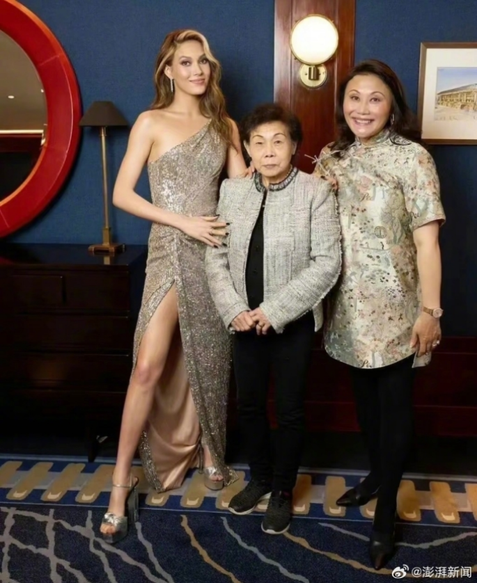 Ái Lăng bên bà và mẹ. Ảnh: The Paper