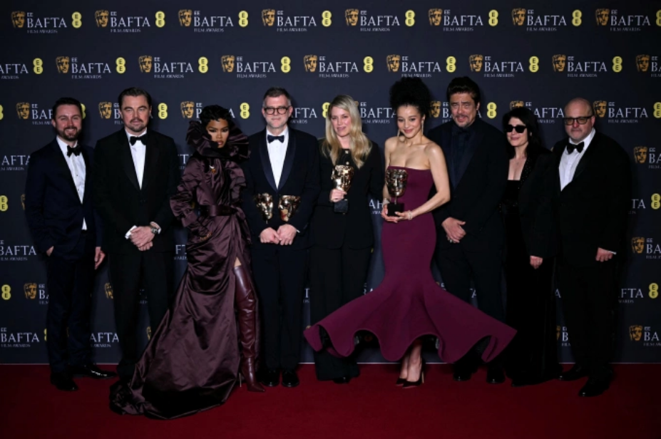 Đoàn phim One Battle After Another trên sân khấu BAFTA 2026. Ảnh: AFP