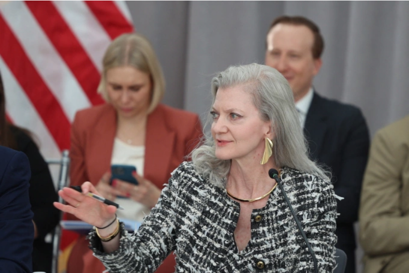 Thứ trưởng Ngoại giao Mỹ Allison Hooker tại sự kiện ở Washington ngày 3/2. Ảnh: AFP