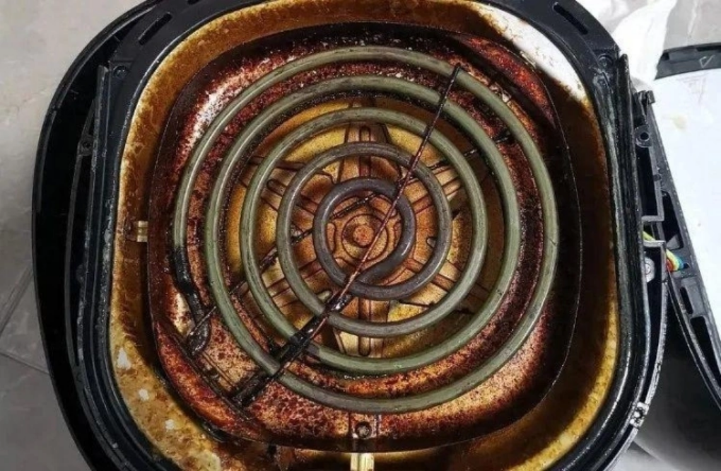 Hầu như các gia đình không có thói quen vệ sinh dây mayso của nồi chiên không dầu, khiến bộ phận này thành ổ tích vi khuẩn. Ảnh: Tom Guide