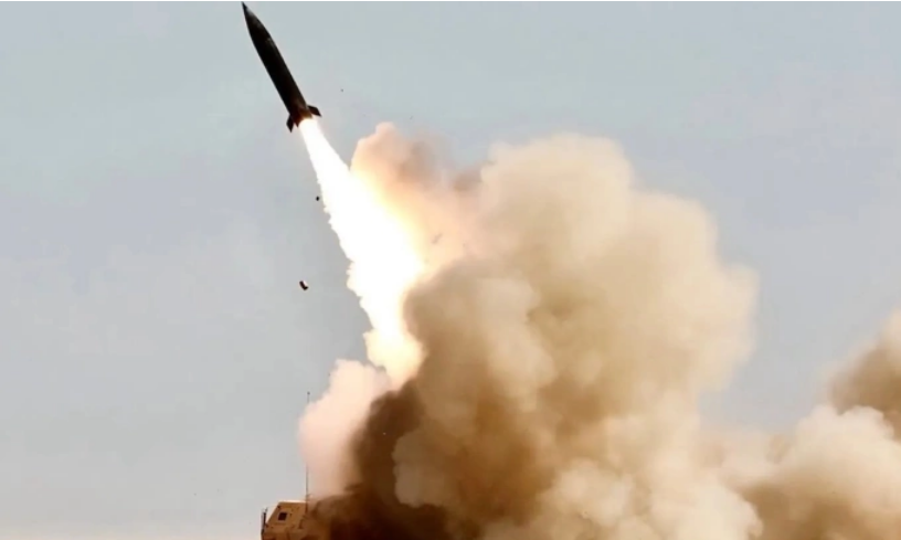 Tên lửa Tấn công Chính xác (PrSM) phóng từ pháo phản lực HIMARS trong ngày đầu chiến dịch Cơn thịnh nộ Kinh hoàng hôm 28/2. Ảnh: US Army