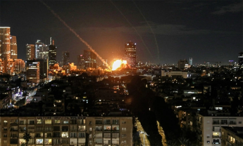 Tên lửa Iran lao xuống Tel Aviv, Israel ngày 28/2. Ảnh: Reuters