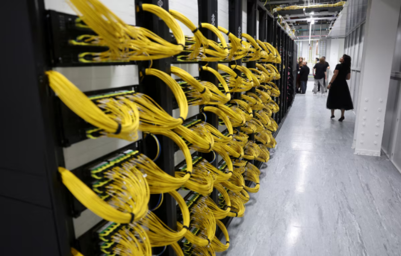 Khách tham quan giá đỡ dành cho máy chủ dữ liệu, GPU và CPU, ngày 6/11/2025. Ảnh: Reuters