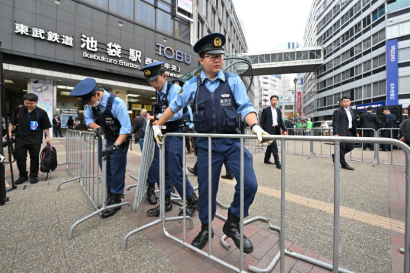 Cảnh sát Tokyo tại ga Ikebukuro, tháng 6/2025. Ảnh: Reuters