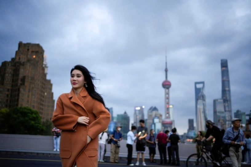 Một người có ảnh hưởng (influencer) khoe phong cách ăn mặc bằng quần áo giá rẻ ở Thượng Hải, tháng 9/2025. Ảnh: SCMP