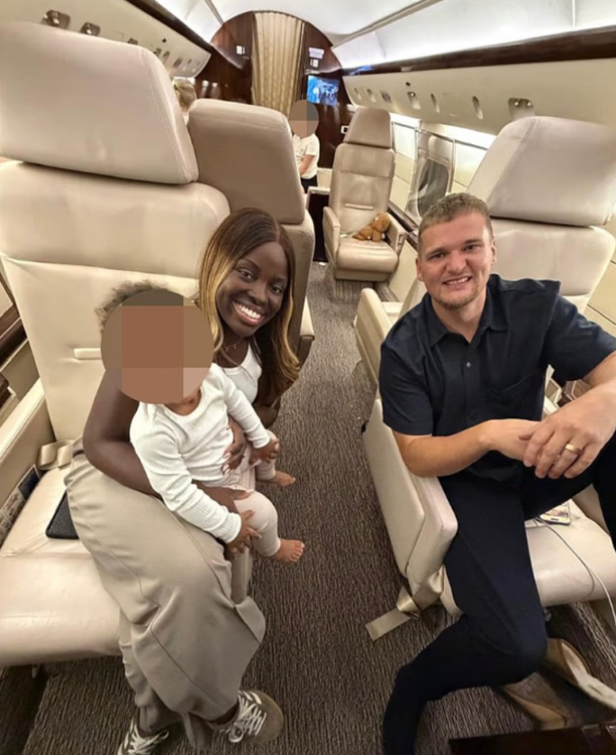 Samuel Leeds, 34 tuổi, thuê chuyên cơ đưa gia đình rời vùng chiến sự dù từng khẳng định Dubai an toàn hơn Anh và Mỹ, hôm 4/3. Ảnh: @SamuelLeeds