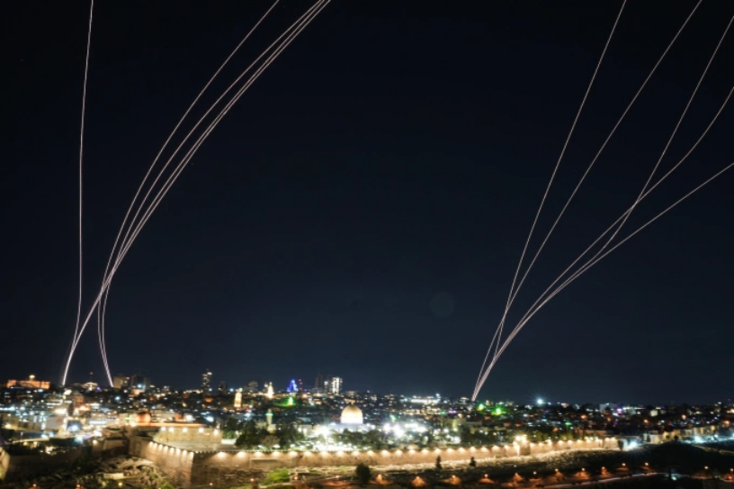 Hệ thống phòng không của Israel khai hỏa để đánh chặn các tên lửa phóng từ Iran về phía Israel ngày 1/3. Ảnh: AP