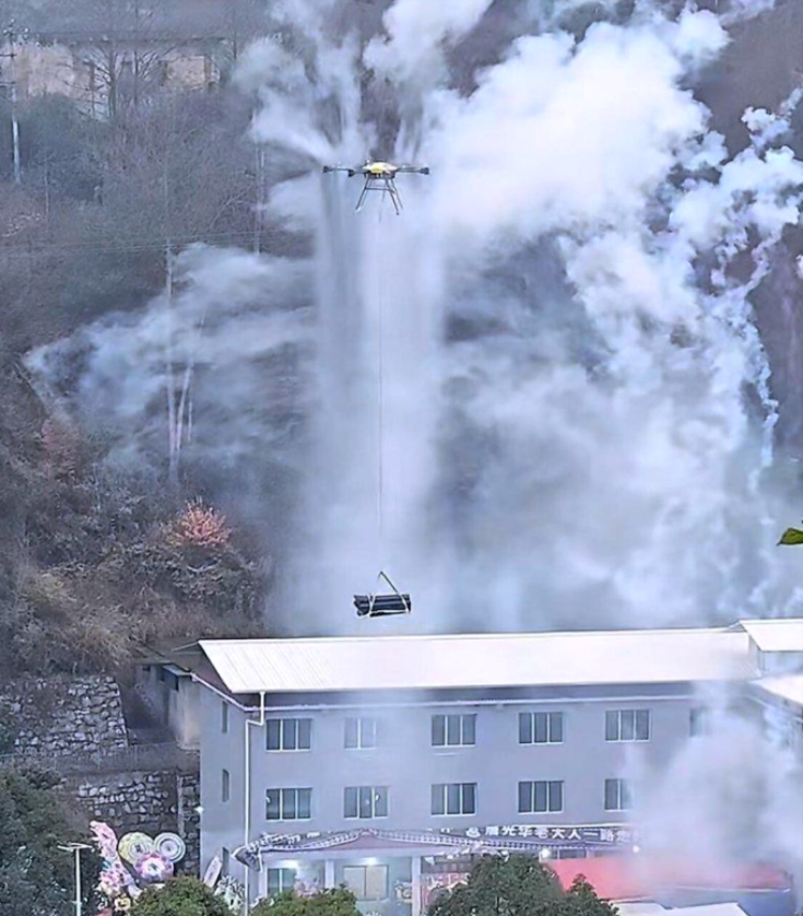 Thiết bị không người lái vận chuyển quan tài nặng gần 500 kg lên núi chôn cất tại thành phố Tuân Nghĩa, tỉnh Quý Châu hôm 5/3. Ảnh: @Haibaonews