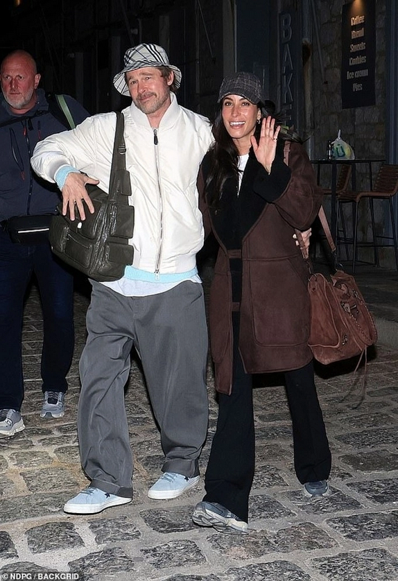 Brad Pitt ôm eo Ines de Ramon trong khi bạn gái vẫy tay chào xung quanh. Ảnh: Backgrid