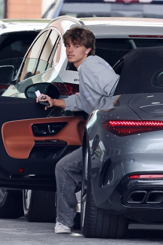 Jayden - con út của Britney Spears - lái xe Mercedes đến biệt thự của mẹ hôm 6/3. Chiếc xe được cho là món quà ca sĩ tặng cho con năm ngoái. Ảnh: Backgrid