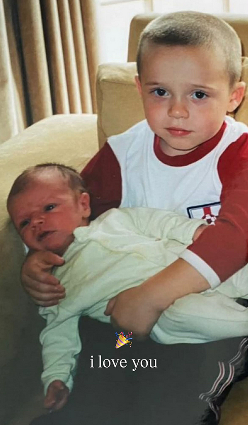 Cruz đăng hình hồi nhỏ được anh trai bế với lời nhắn Em thương anh trên Instagram hôm 4/3. Ảnh: Instagram/ Cruz Beckham