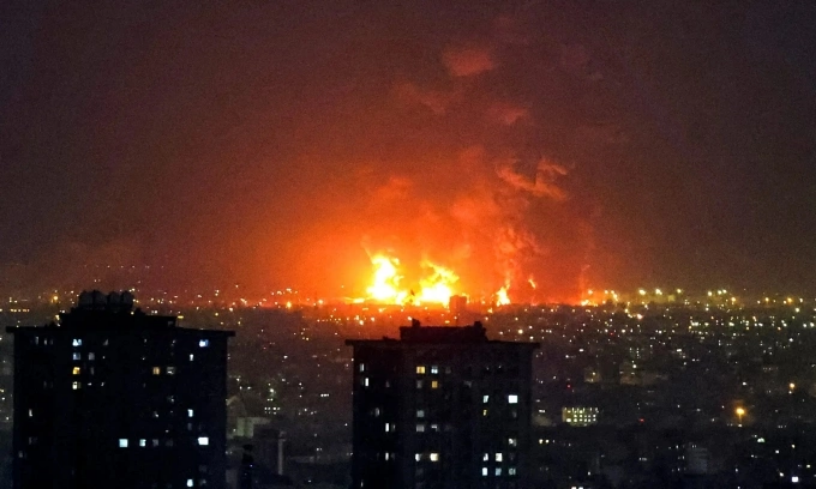 Vụ nổ bùng phát sau khi quân đội Israel tập kích nhiều tổ hợp dự trữ nhiên liệu tại Tehran ngày 7/3. Ảnh: AFP